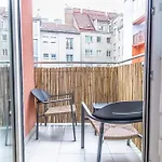 9-Min To City Center, Comfy 1Br And 1Lr With Balcony
