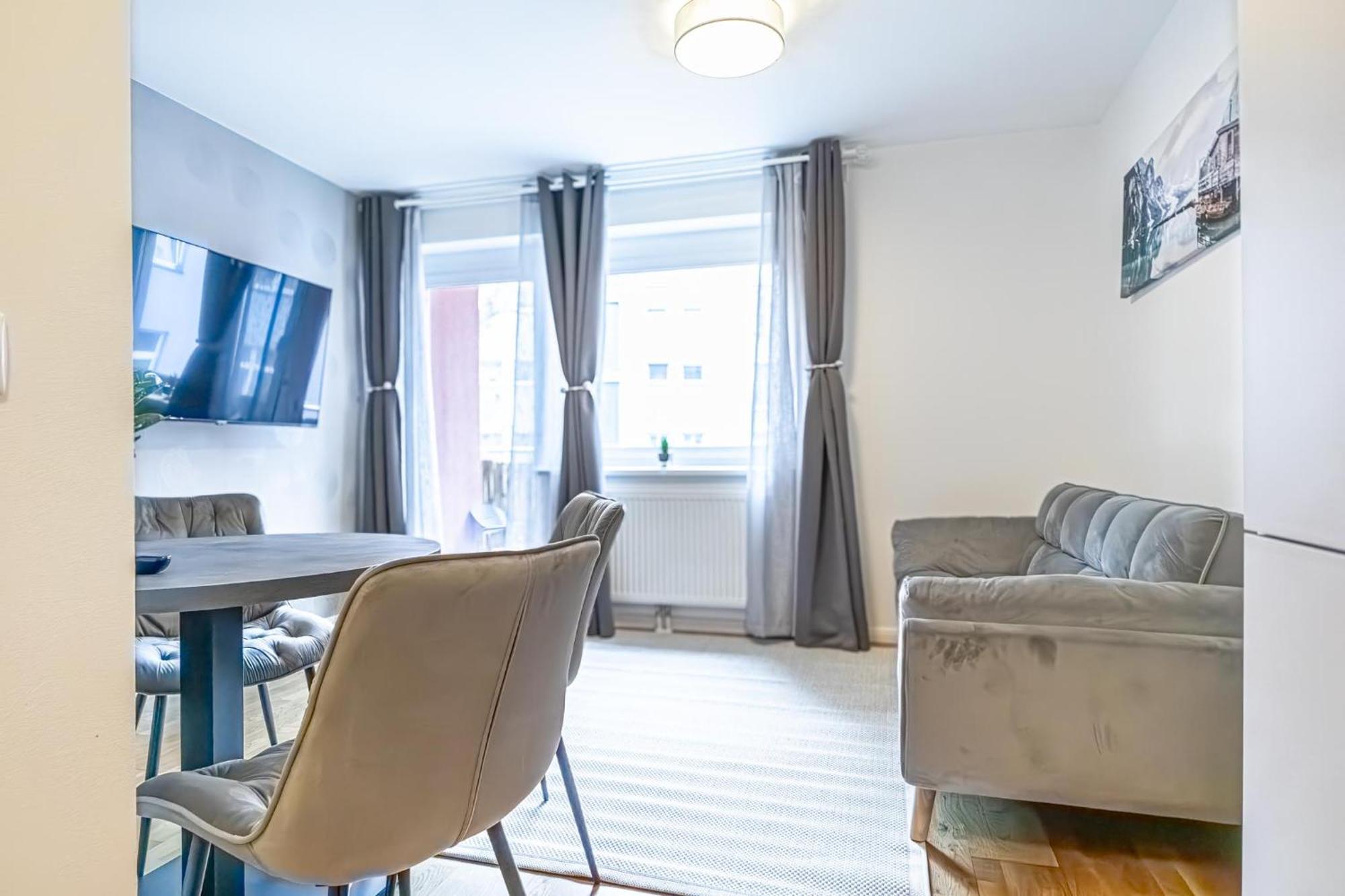 9-min To Center, Comfy 1br And 1lr With Balcony *
